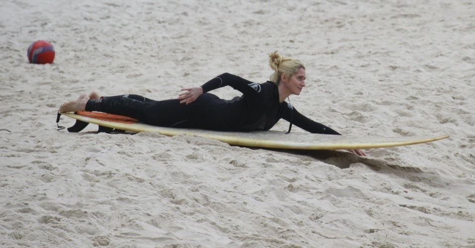 14.out.2013 - Letícia Spiller fez aula de surfe na Prainha, zona oeste do Rio. A atriz estava acompanhada do filho, Pedro