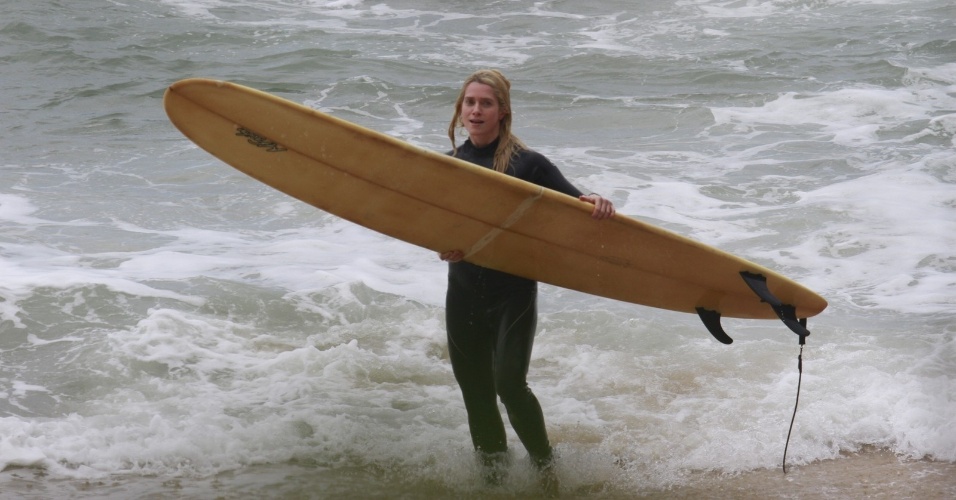 14.out.2013 - Letícia Spiller surfou na Prainha, praia localziada na zona oeste do Rio. A atriz tem 40 anos e está no ar em "Joia Rara"