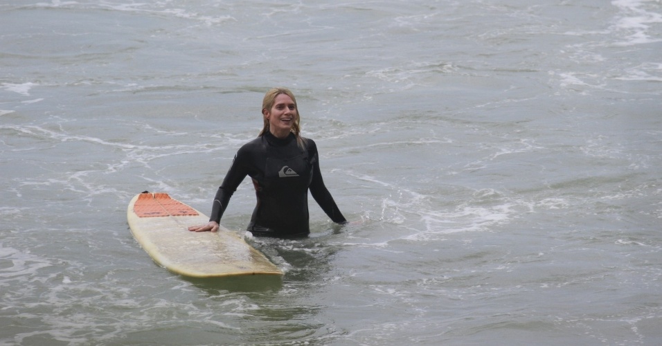 14.out.2013 - Letícia Spiller surfou na Prainha, praia localziada na zona oeste do Rio. A atriz tem 40 anos e está no ar em "Joia Rara"