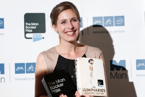 A escritora Neozelandesa Eleanor Catton, vencedora do Man Booker Prize 2013 pelo romance "The Luminaries", posa com o prêmio no Guildhall, em Londres - Olivia Harris/Reuters