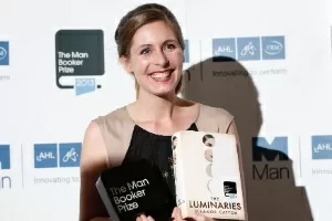 A escritora Neozelandesa Eleanor Catton, vencedora do Man Booker Prize 2013 pelo romance "The Luminaries", posa com o prêmio no Guildhall, em Londres - Olivia Harris/Reuters