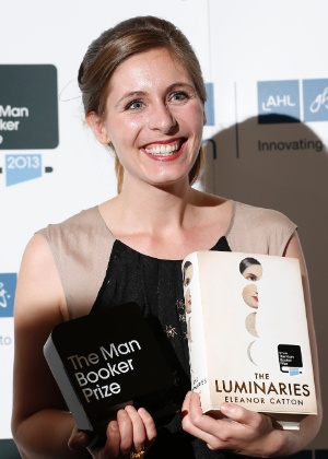 A escritora Neozelandesa Eleanor Catton, vencedora do Man Booker Prize 2013 pelo romance "The Luminaries", posa com o prêmio no Guildhall, em Londres - Olivia Harris/Reuters