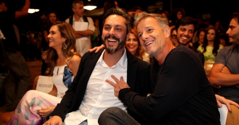 15.out.2013 - Alexandre Nero e Marcello Novaes posam juntos durante o lançamento de "Além do Horizonte", próxima novela das sete, no Rio Janeiro