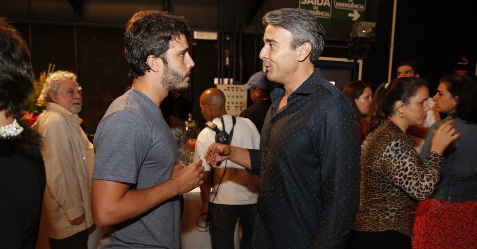 15.out.2013 - Thiago Rodrigues e Alexandre Borges conversam na apresentação da novela "Além do Horizonte", no Rio de Janeiro