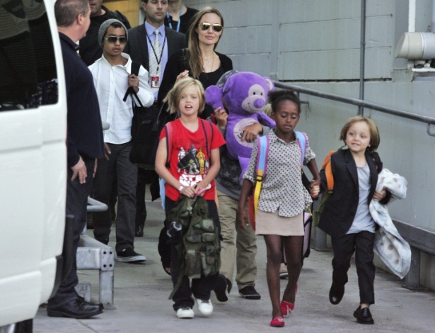 Angelina Jolie com os filhos (da esquerda para a direita): Maddox (de gorro), Shiloh (de camiseta vermelha), Zahara e Knox, em um aeroporto de Sidney, na Austrália - EFE