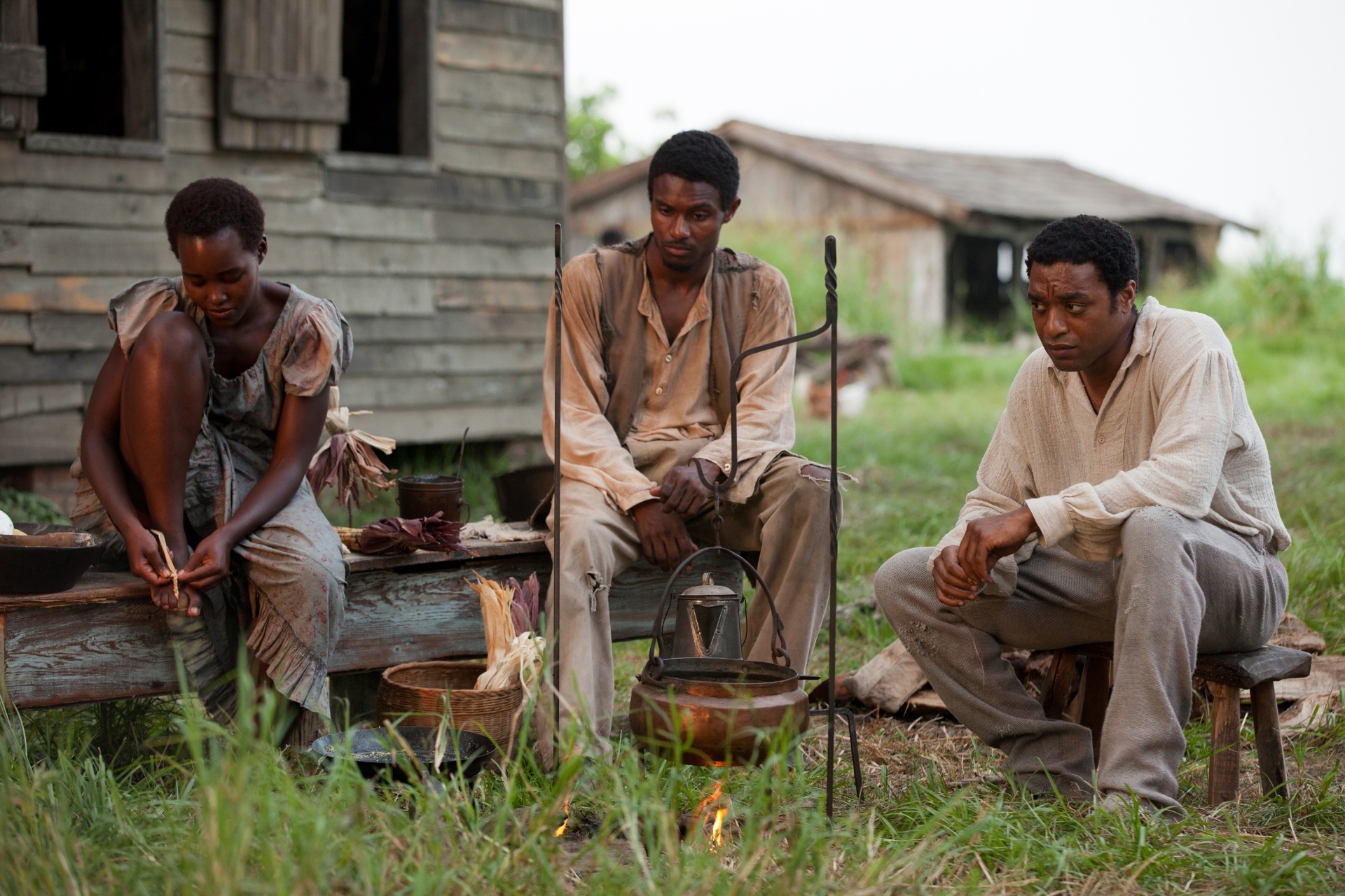 "12 Years a Slave", de Steve McQueen, é baseado nas memórias -- lançadas em 1853 -- de um negro livre que é vendido como escravo. O longo foi eleito o melhor filme do Festival de Toronto e é um dos favoritos na corrida pelo Oscar - Divulgação/Fox Pictures