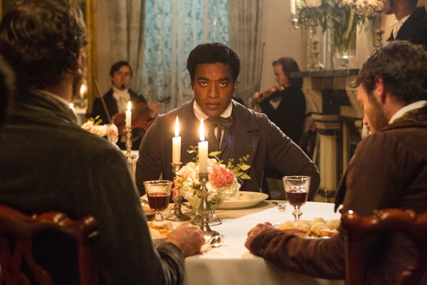 "12 Years a Slave", de Steve McQueen, é baseado nas memórias -- lançadas em 1853 -- de um negro livre que é vendido como escravo. O longo foi eleito o melhor filme do Festival de Toronto e é um dos favoritos na corrida pelo Oscar - Divulgação/Fox Pictures