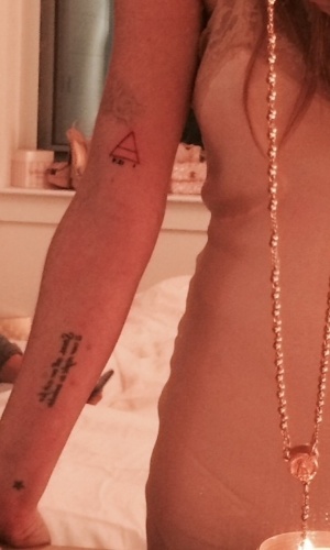 15.out.2013 - Lindsay Lohan tatua triângulo no antebraço. Em seu site oficial, ela explicou que cada uma das pontas do triângulo representavam amor, verdade e poder. "Queria que vocês vissem primeiro. Me sentindo bem. Amo vocês", escreveu a atriz