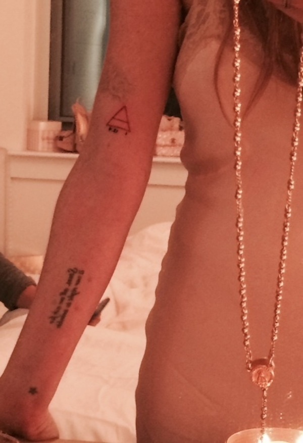 15.out.2013 - Lindsay Lohan tatua triângulo no antebraço. Em seu site oficial, ela explicou que cada uma das pontas do triângulo representavam amor, verdade e poder. 