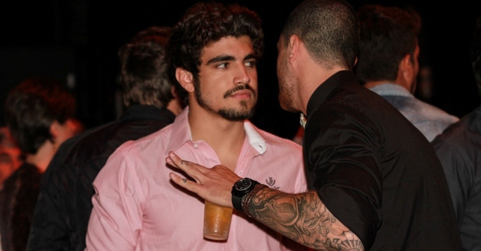 16.out.2013 - Caio Castro conversa com Felipe Titto no evento de comemoração do aniversário de 13 anos da revista Quem em São Paulo