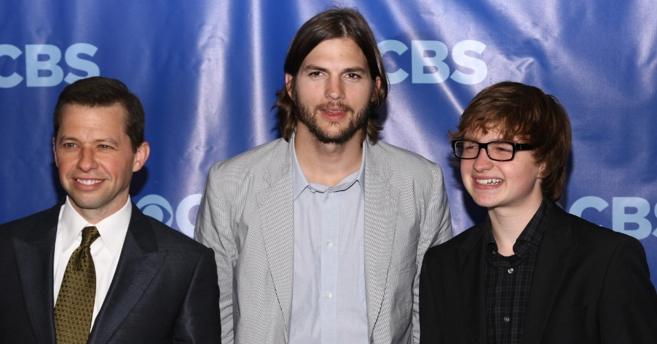 16.out.2013 - Os atores Jon Cryer, Ashton Kutcher e Angus T. Jones aparecem na lista da Forbes entre os atores mais bem pagos da TV norte-americana em 2013.