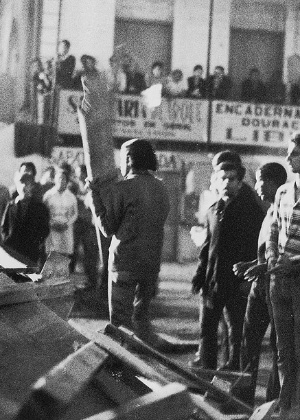 Alunos do Mackenzie e da Faculdade de Filosofia da USP entram em conflito na rua Maria Antonia, em 1968 - Cristiano Mascaro