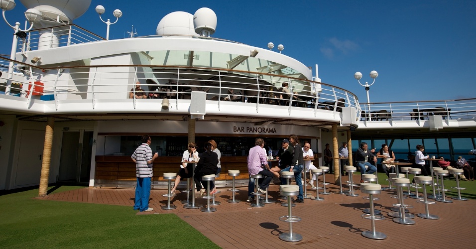 O navio Sovereign, que visita o Brasil na temporada 2013/2014, pode carregar mais de 2700 passageiros