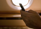 EUA aprovam instalação de rede para uso de telefones celulares nos aviões - Shutterstock