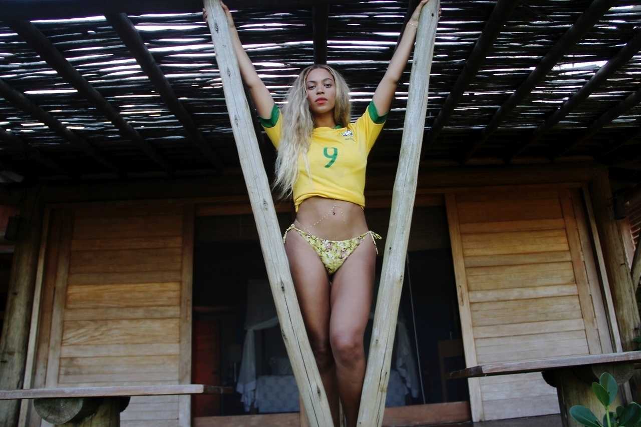 17.out.2013 - Beyoncé divulgou uma imagem onde aparece de biquíni vestindo camisa do Brasil. A foto foi feita durante passagem da cantora ao Brasil em setembro. Ela ficou hospedada na Bahia