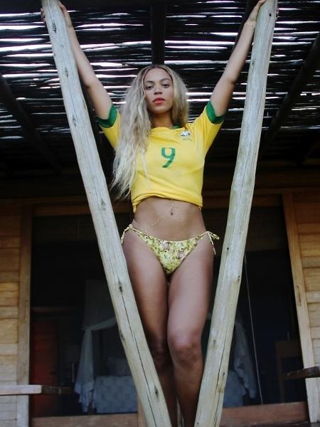 17.out.2013 - Beyoncé divulgou uma imagem onde aparece de biquíni vestindo camisa do Brasil. A foto foi feita durante passagem da cantora ao Brasil em setembro - Reprodução/Tumblr