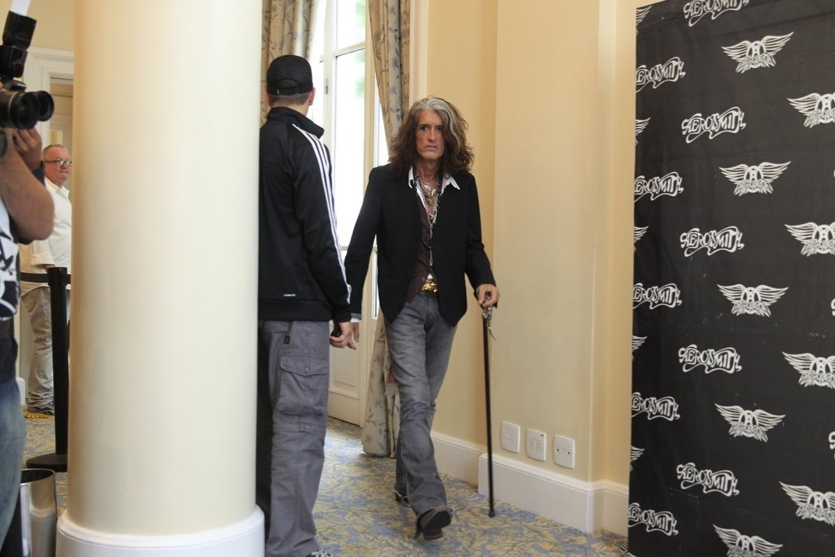 17.out.2013 - Joe Perry, guitarrista do Aerosmith, chega de bengala à coletiva de imprensa no hotel Copacabana Palace em Copacabana, Zona Sul do Rio - Delson Silva/AgNews