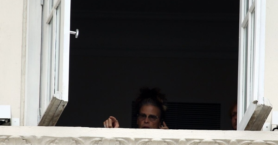 17.out.2013 - Steven Tyler aparece em janela de hotel no Rio de Janeiro. Segundo a agência de fotos AgNews, o cantor pediu aos seguranças que abordassem os paparazzi que estão em frente ao Copacabana Palace.