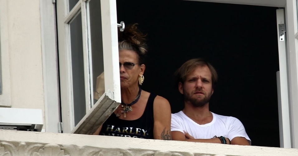 17.out.2013 - Steven Tyler aparece em janela de hotel no Rio de Janeiro. Segundo a agência de fotos AgNews, o cantor pediu aos seguranças que abordassem os paparazzi que estão em frente ao Copacabana Palace.