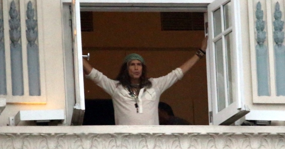 17.out.2013 - Steven Tyler aparece na janela de seu quarto no hotel Copacabana Palace, no Rio de Janeiro