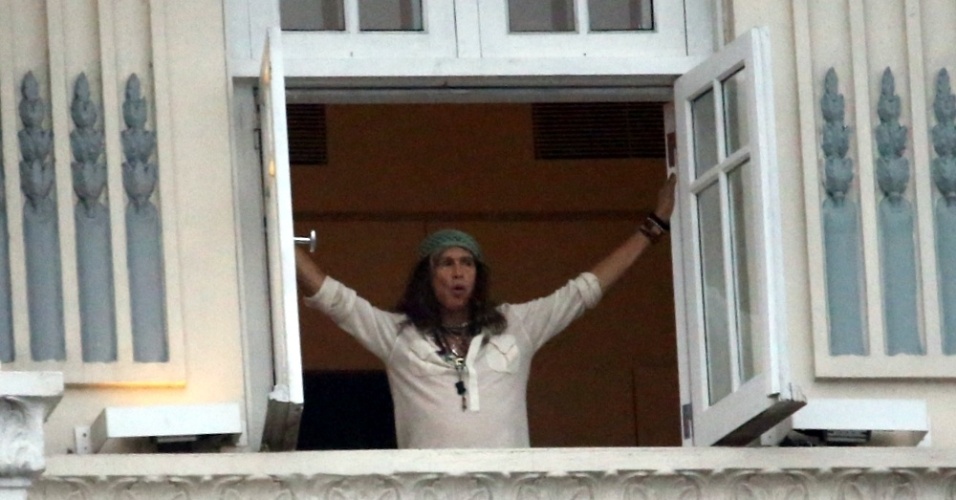 17.out.2013 - Steven Tyler aparece na janela de seu quarto no hotel Copacabana Palace, no Rio de Janeiro