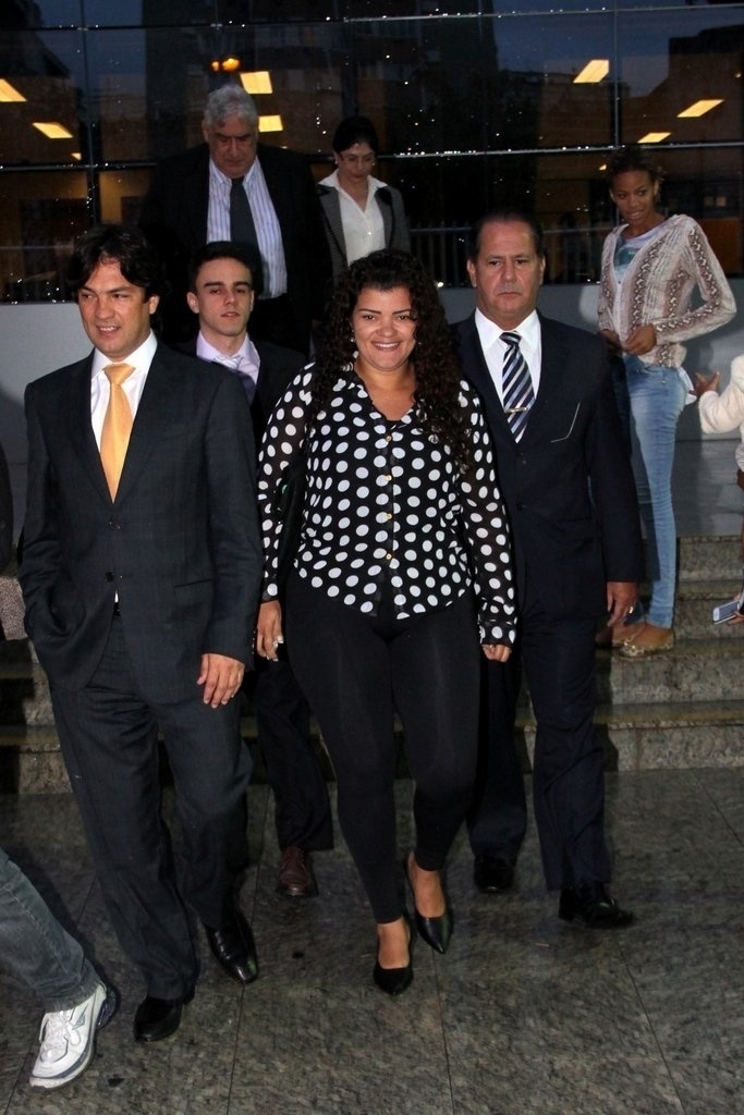 17.out.2013- Branka Silva, ex-mulher de Naldo, deixa audiência sorridente