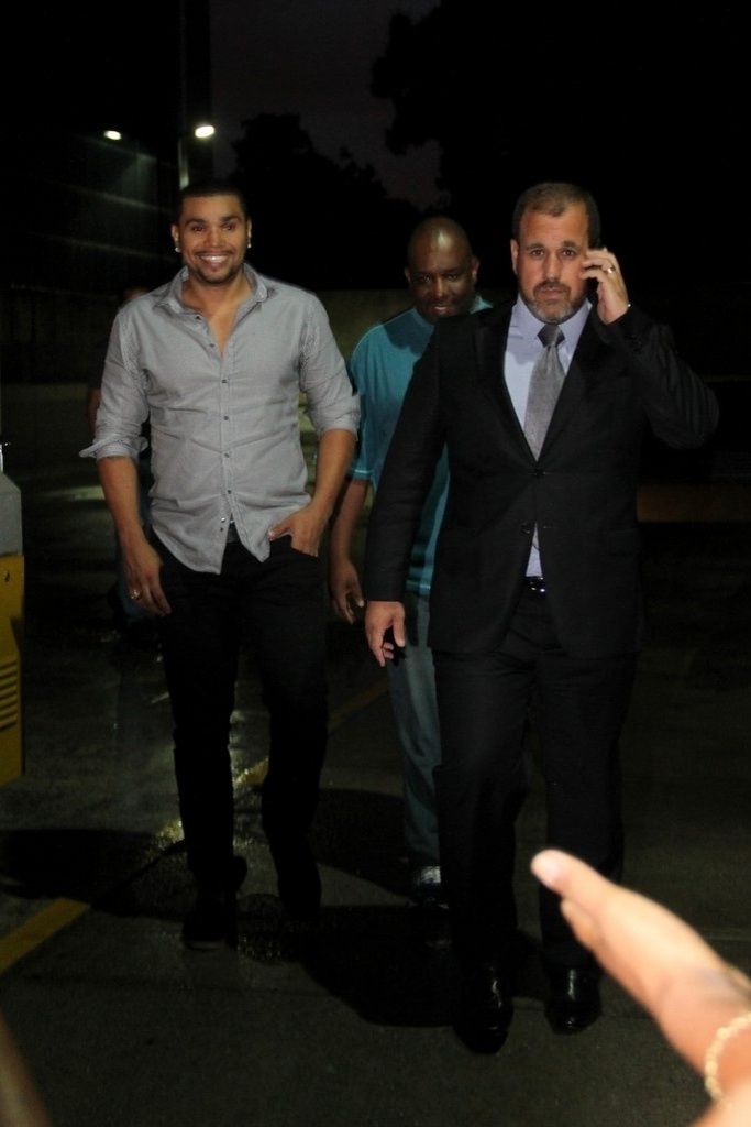 17.out.2013- Naldo também saiu sorridente do Fórum de Olaria, no Rio de Janeiro