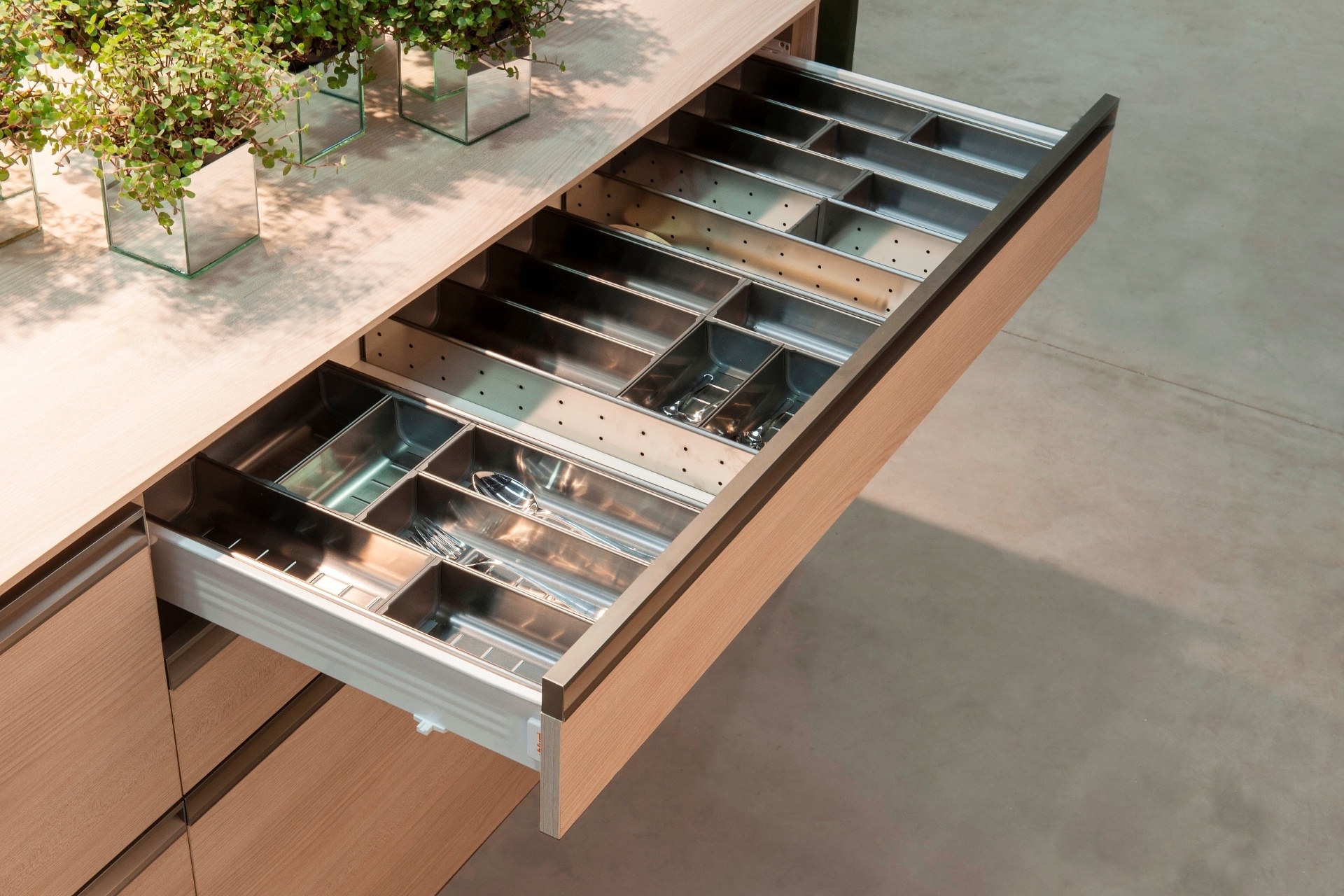 As gavetas da linha Orga-Line da Dell Anno (www.dellanno.com.br), em parceria com a marca austríaca Blum, possuem divisões internas variáveis conforme a necessidade de armazenamento. Em destaque, um modelo com organizador de talheres - Divulgação