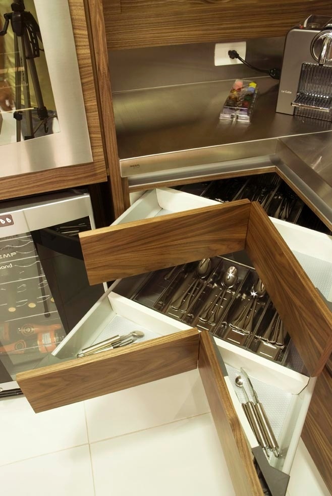Em outra cozinha planejada da Linea Mobili (www.lineamobili.com.br), as gavetas são de canto. Sua estrutura lateral possui um sistema de ferragens com amortecedor da marca austríaca Blum. A parte externa da gaveta é feita em MDF com revestimento por folha da madeira nogueira - Divulgação