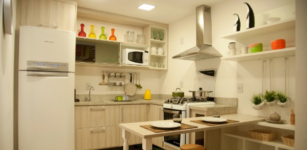 O espaço em "L" possibilita intercalar o posicionamento da geladeira, da pia e do fogão com a bancada - Divulgação