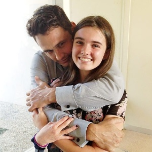 James Franco posou abraçado a fã, Greta, de apenas 15 anos