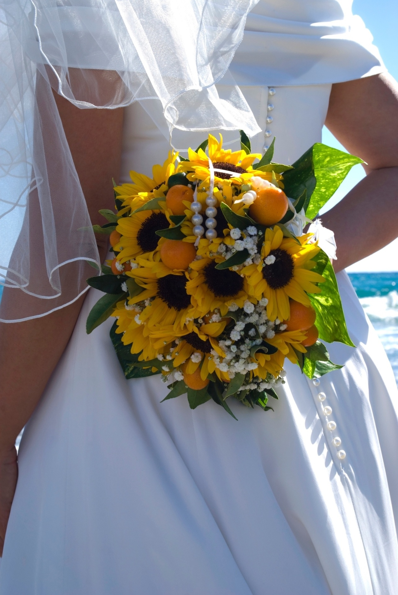 Para dar um toque de delicadeza, podem ser colocadas algumas pérolas entre as flores do buquê. Outra opção é enfeitar o arranjo com um terço na haste - Thinkstock