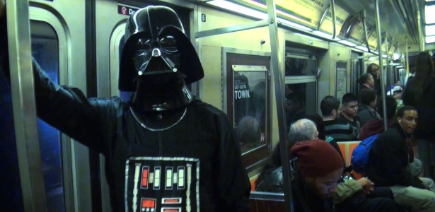 10.out.2013 - O repórter James Cimino faz cosplay de Darth Vader para festa na Comic Con - Thiago Mota/UOL