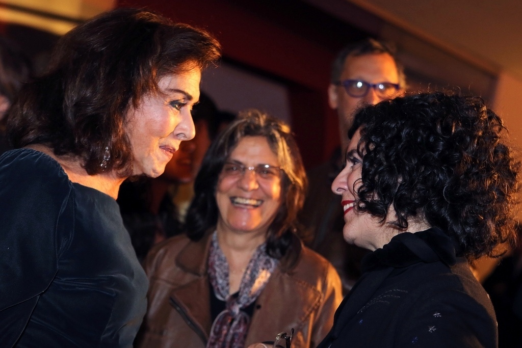 17.out.2013 - A atriz Betty Faria e a cineasta Tata Amaral conversam durante a abertura da Mostra de São Paulo, no Auditório Ibirapuera - Aline Arruda/Agencia Foto/Divulgação