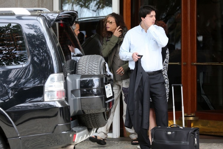 17.out.2013 - De papete, Steven Tyler deixa o hotel Copacabana Palace, no Rio de Janeiro