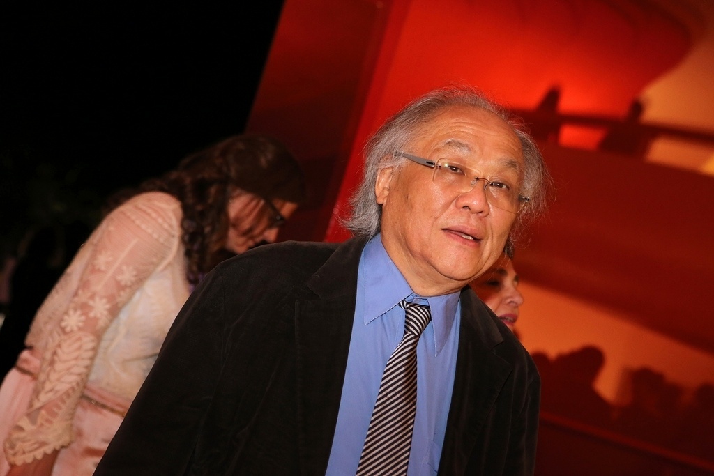 17.out.2013 - O arquiteto Ruy Ohtake chega à abertura da Mostra de São Paulo, no Auditório Ibirapuera - Aline Arruda/Agencia Foto/Divulgação