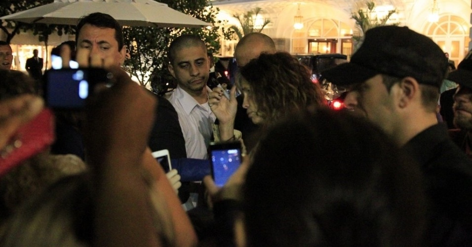 17.out.2013 - Steven Tyler atende fãs na entrada do hotel Copacabana Palace, no Rio de Janeiro. O vocalista do Aerosmith deu autógrafos e tirou fotos com as fãs