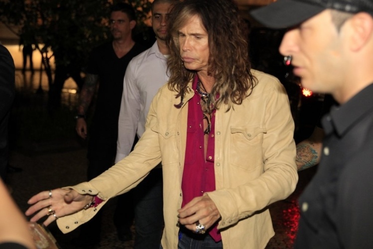 17.out.2013 - Steven Tyler atende fãs na entrada do hotel Copacabana Palace, no Rio de Janeiro. O vocalista do Aerosmith deu autógrafos e tirou fotos com as fãs
