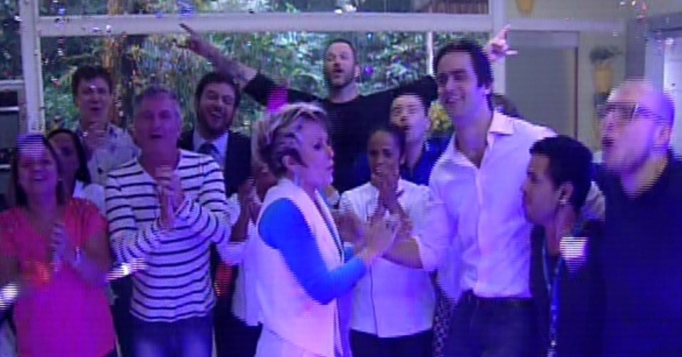 18.out.2013 - Ana Maria Braga dança com repórteres e membros da equipe do "Mais Você" no encerramento da edição especial em comemoração aos 14 anos do programa