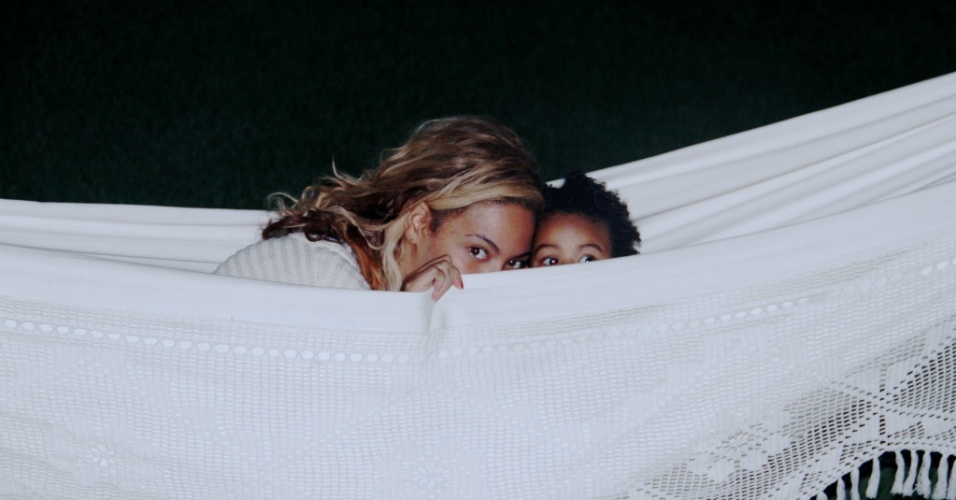 18.out.2013 - Beyoncé postou em sua página no Facebook fotos se divertindo com a filha, Blue Ivy.