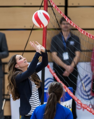 18.out.2013 - Kate Middleton faz primeira aparição pública solo três meses após nascimento do filho, George