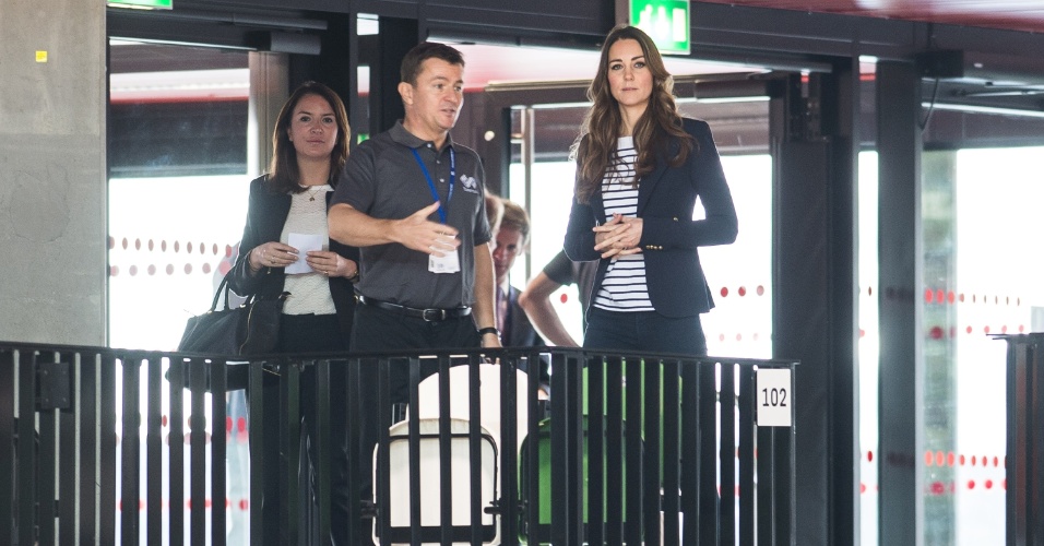 18.out.2013 - Kate Middleton faz primeira aparição pública solo três meses após nascimento do filho, George
