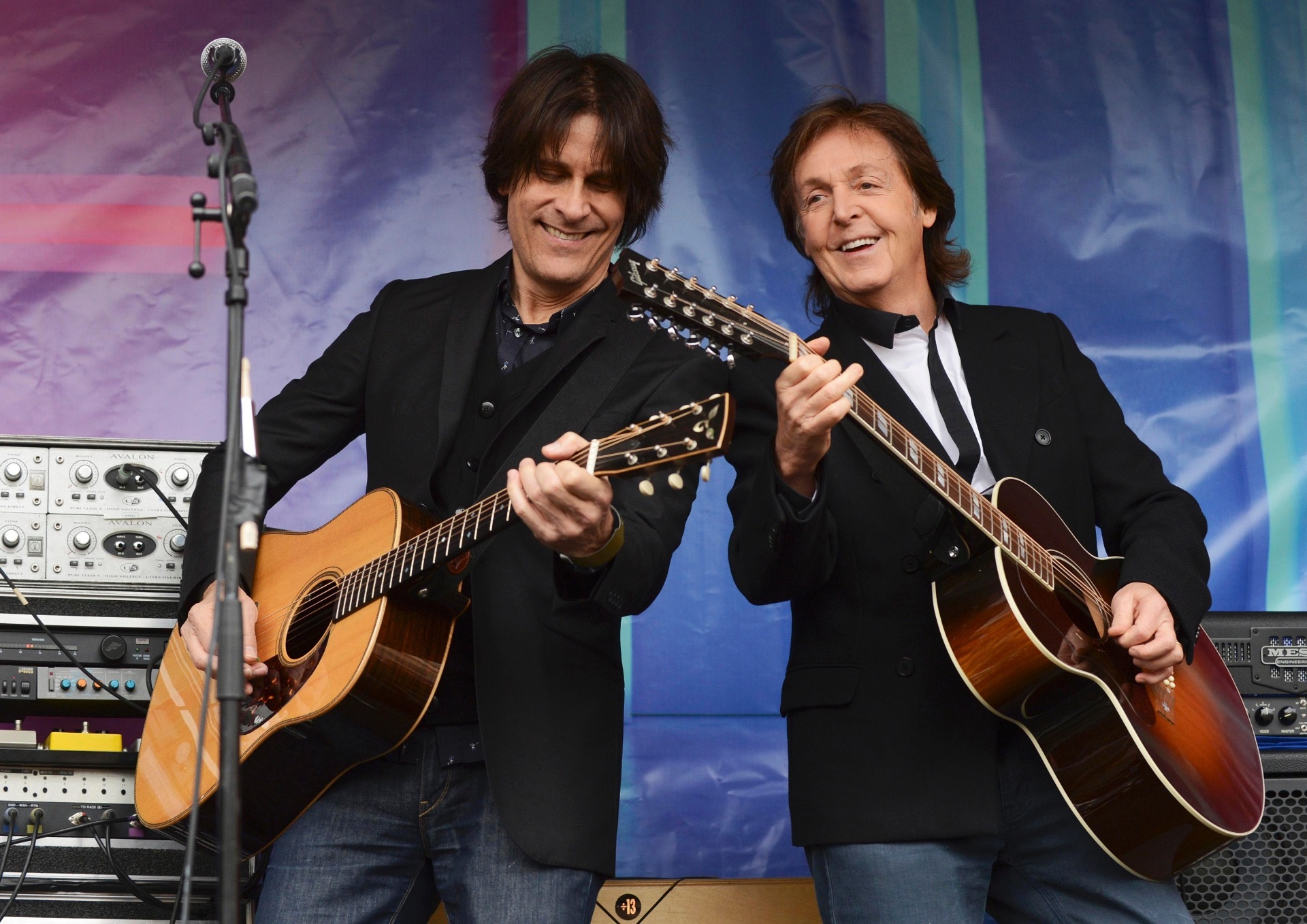 18.out.2013 - Paul McCartney faz show surpresa para promover o disco "New" no Covent Garden, em Londres - Philip Brown/Reuters