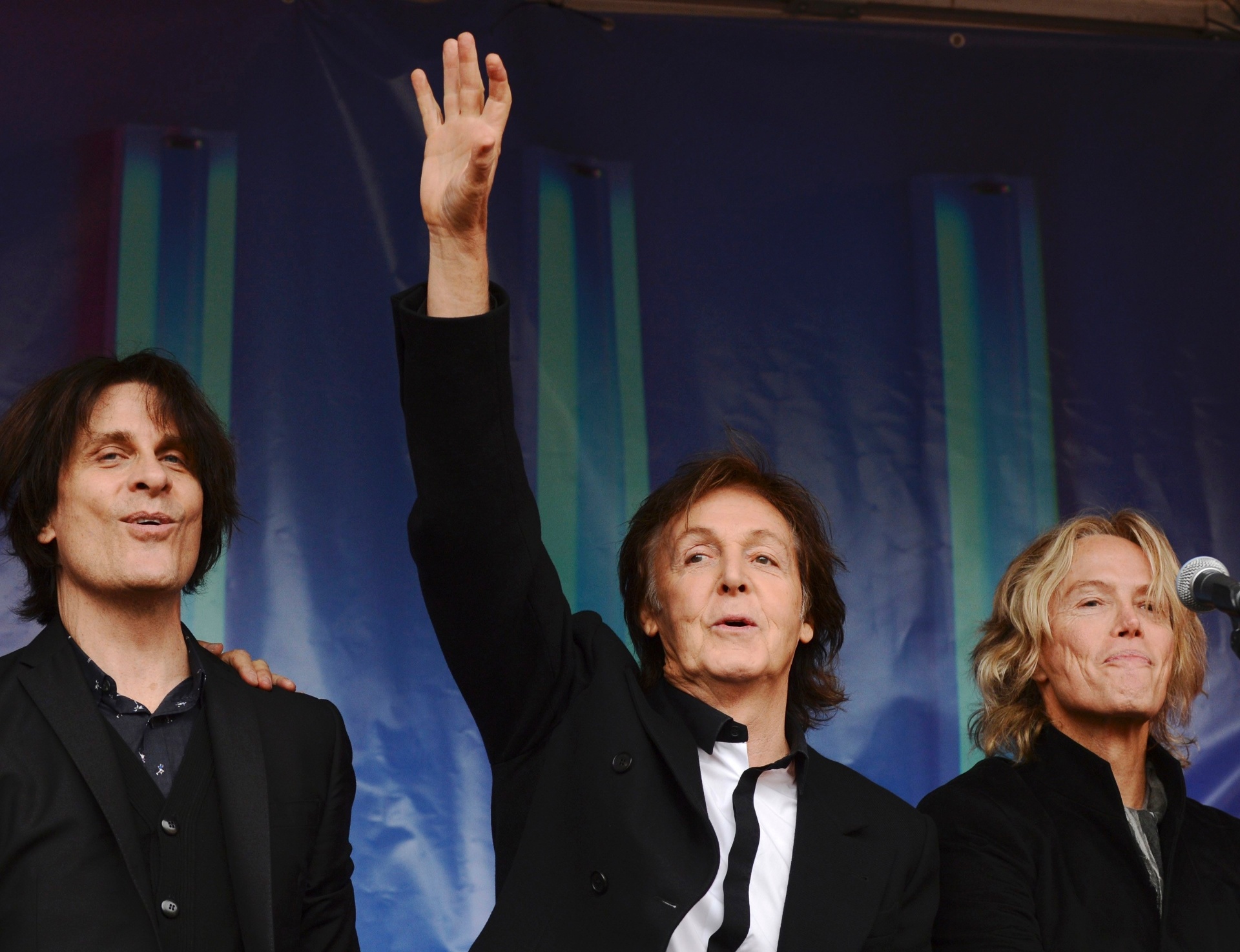 18.out.2013 - Paul McCartney faz show surpresa para promover o disco "New" no Covent Garden, em Londres - Philip Brown/Reuters