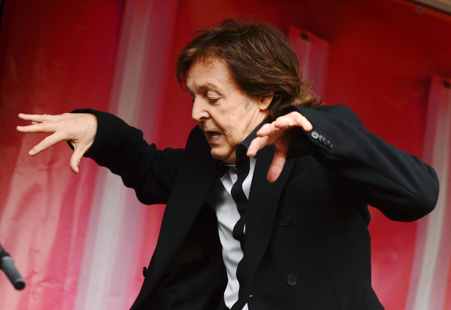 18.out.2013 - Paul McCartney faz show surpresa para promover o disco "New" no Covent Garden, em Londres - Philip Brown/Reuters