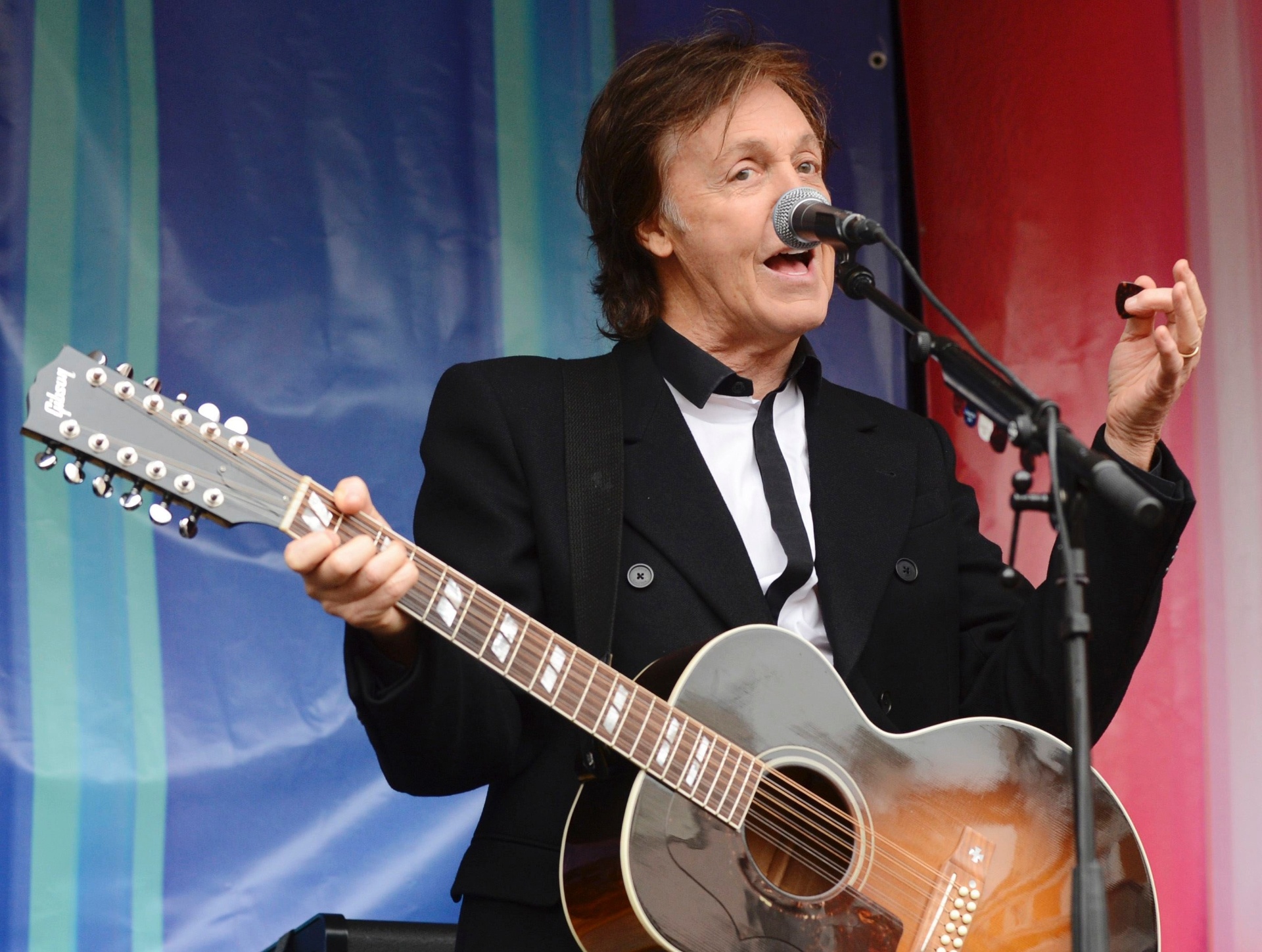 18.out.2013 - Paul McCartney faz show surpresa para promover o disco "New" no Covent Garden, em Londres - Philip Brown/Reuters