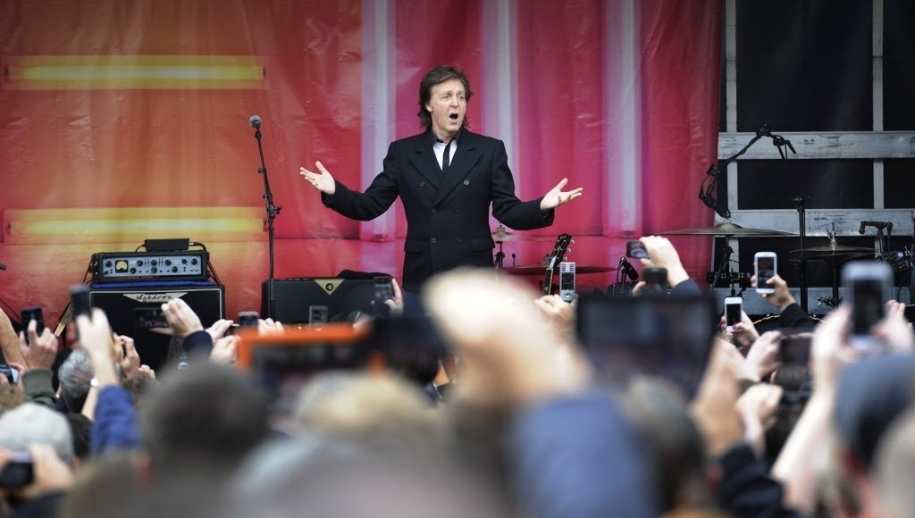 18.out.2013 - Paul McCartney faz show surpresa para promover o disco "New" no Covent Garden, em Londres - Facundo Arrizabalaga/EFE