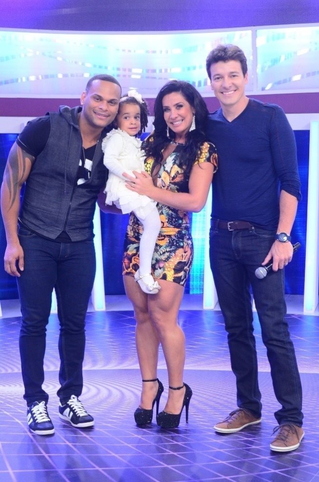 18.out.2013 - Scheila Carvalho e Tony Salles posam com a filha Giulia e o apresentador Rodrigo Faro nos bastidores do "Melhor do Brasil"