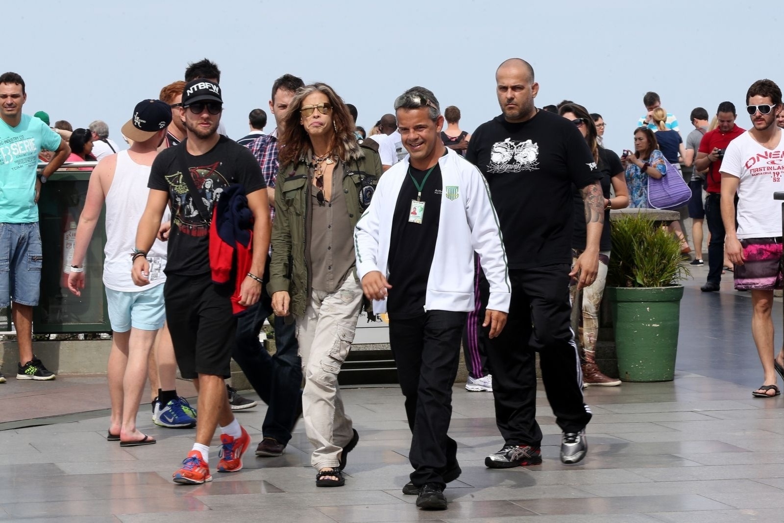 18.out.2013 - Steven Tyler, vocalista do Aerosmith, visitou o Cristo Redentor, ponto turístico do Rio. O cantor se apresenta nesta sexta na cidade