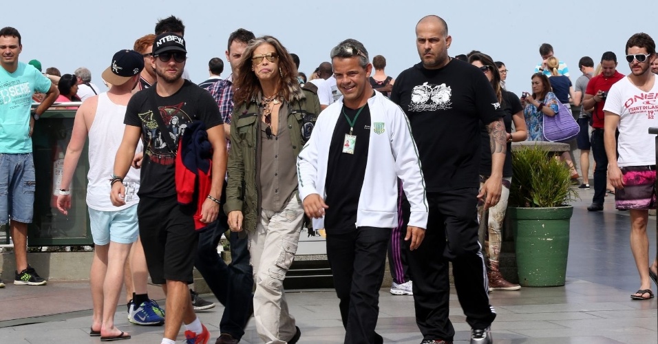 18.out.2013 - Steven Tyler, vocalista do Aerosmith, visitou o Cristo Redentor, ponto turístico do Rio. O cantor se apresenta nesta sexta na cidade